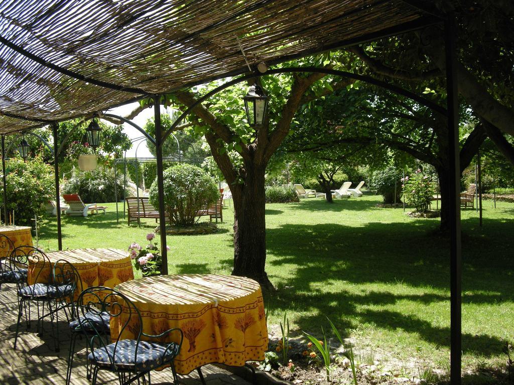 Bastide Des Princes B&B Caderousse Exterior foto